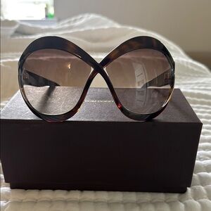 Tom Ford Brown Oversized Sunglasses
Brand new Authentic